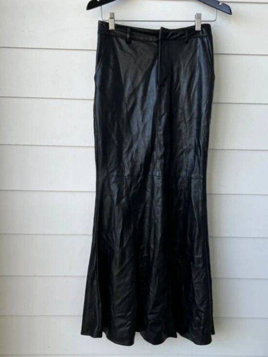 Dresses & Skirts - Vintage black leather skirt